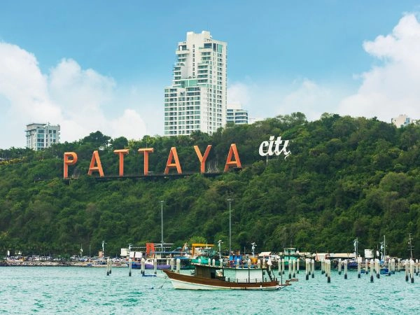 Ammirare la baia di Pattaya con spiagge dorate e acque turchesi