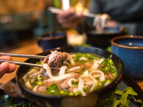 Assaporare la zuppa Pho, emblema della tradizione culinaria vietnamita