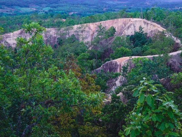 Attraversare il Pai Canyon lungo sentieri panoramici tra pareti rocciose e vallate verdi