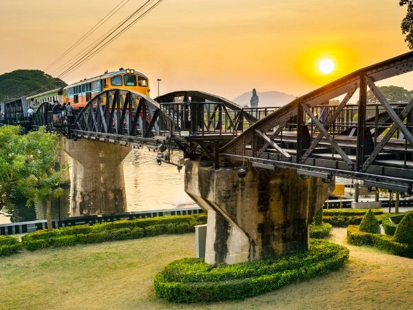 Attraversare il Ponte sul Fiume Kwai, simbolo della storia thailandese