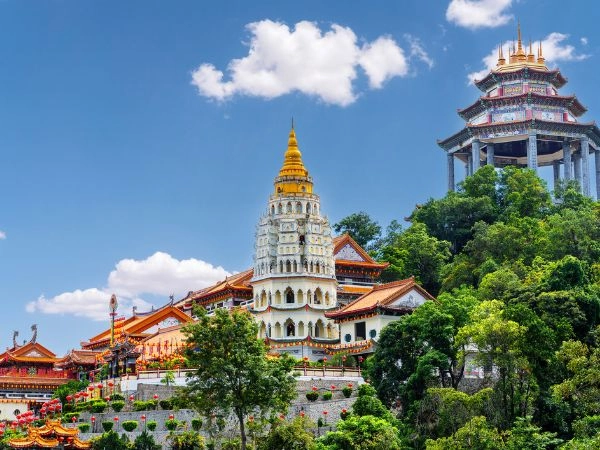 Esplorare il tempio Kek Lok Si tra pagode decorate e statue sacre della Malesia
