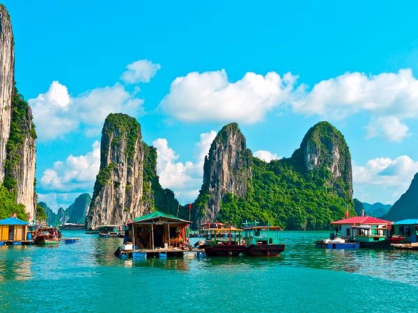 Navigare nella Baia di Ha Long tra isolotti calcarei riconosciuti Patrimonio UNESCO