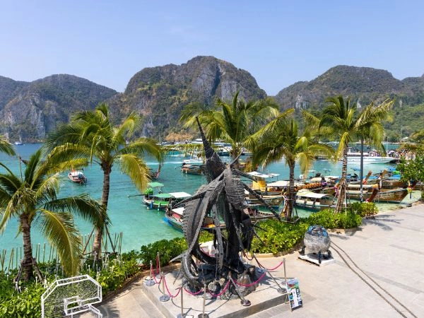 Raggiungere Phi Phi Don tra spiagge tropicali e acque cristalline della Thailandia