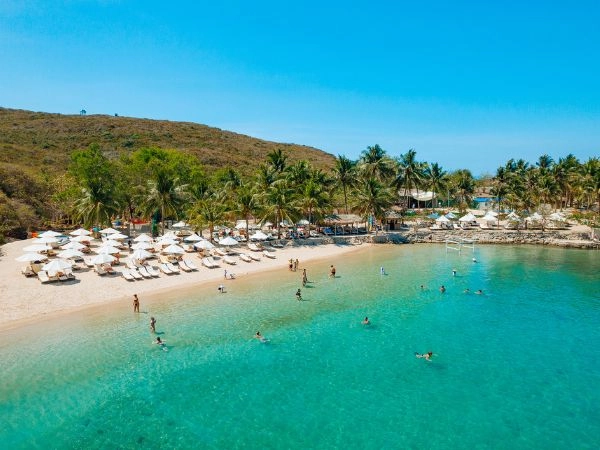 Rilassarsi sulle spiagge di Nha Trang con acque turchesi e panorami costieri del Vietnam