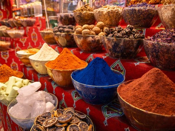 Acquistare erbe aromatiche al Souq Muttrah di Muscat, tra profumi e spezie omanite