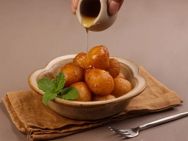 Gustare i Luqaimat, dolcetti fritti tipici dell’Oman