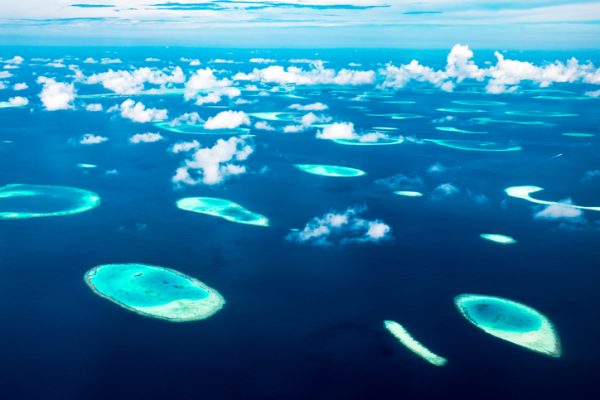 atolli-delle-maldive-mare-azzurro-e-blu-