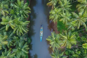 canoa-in-mezzo-al-fiume-a-karla-in-india.