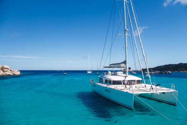 catamarano-nel-mare-azzurro
