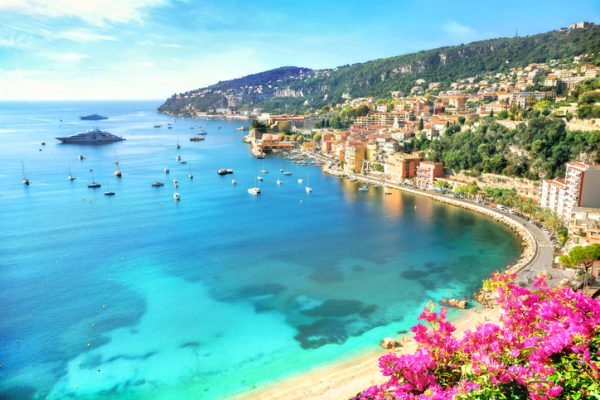 costa-azzurra-mare-cristallino-paesaggio