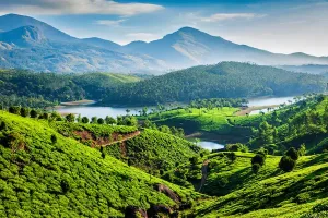 fiume-in-mezzo-alle-colline-kerla-india.