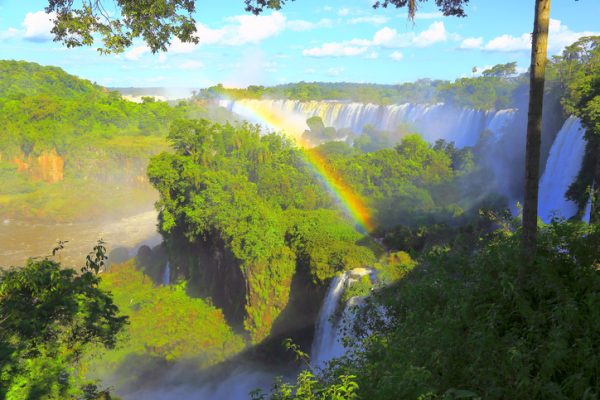 paesaggi-meravigiosi-tra-cascate-e-paesaggio-verde