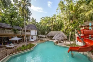 resort-lusso-alle-maldive-piscina-con-scivolo