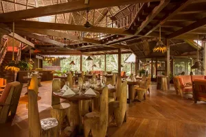resort-peru-zona-pranzo-cena-legno