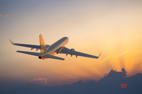 aereo-nel-cielo-tramonto-in-mezzo-alle-nuvole