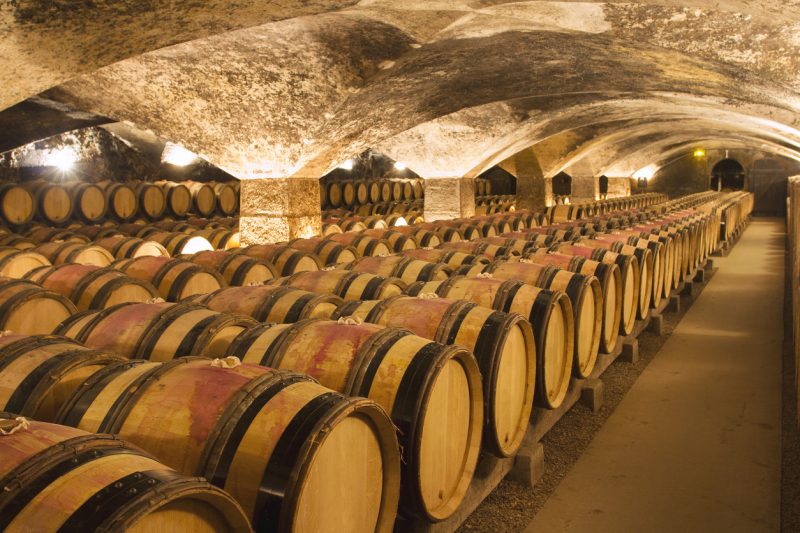 cantine-di-vine-barili-per-degustazioni.