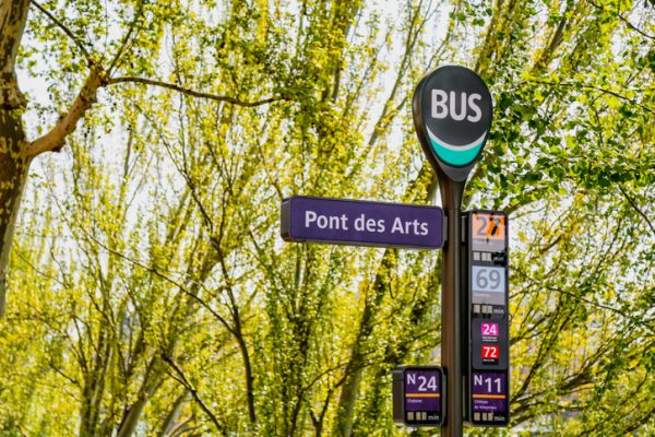 fermata-autobus-parigi-francia.
