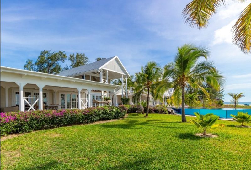 giardino-con-piscina-villa-nellisola-privata-della-tanzania