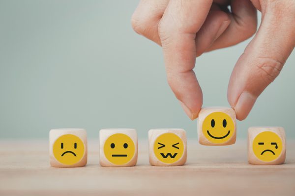 i-dadi-delle-emozioni-espressioni-facciali-felicita