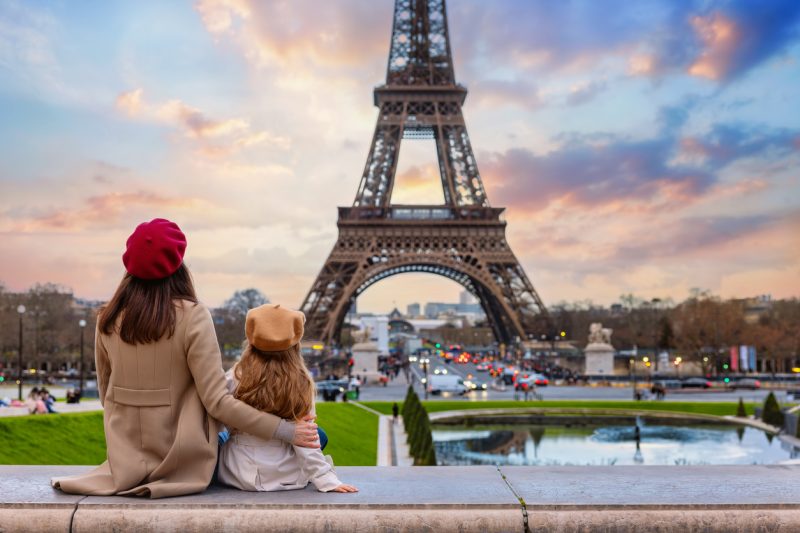 immagine-mamma-e-figlia-a-parigi-torre-