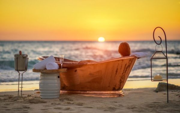 vasca-da-bagno-in-mezzo-alla-spiaggia-dell-isola-privata-tanzania