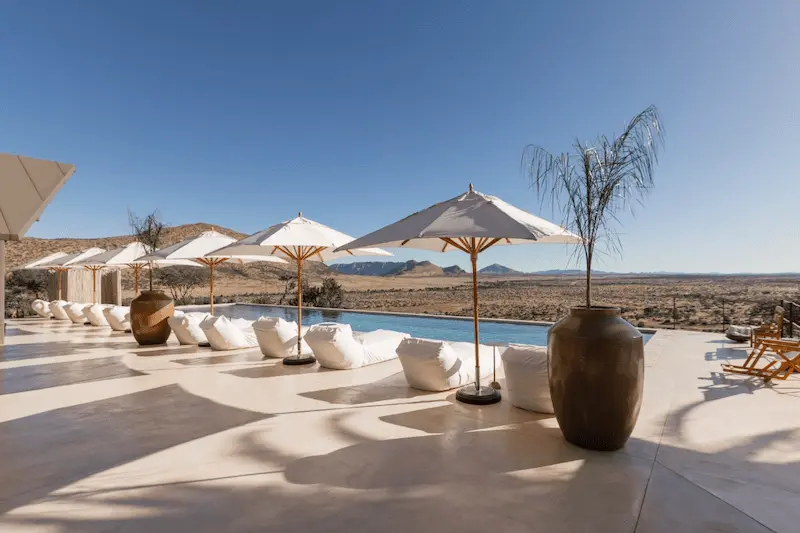 resort-namibia-piscina-a-vista-savana