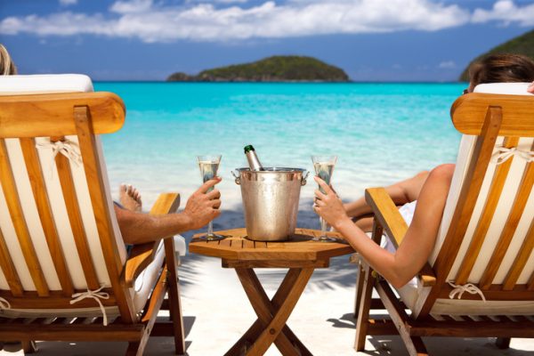 coppia-di-luna-di-miele-beve-champagne-in-spiaggia-il-viaggio-perfetto