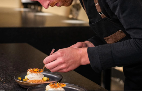 creazione-del-piatto-dallo-chef-ristorante-stellato-canada