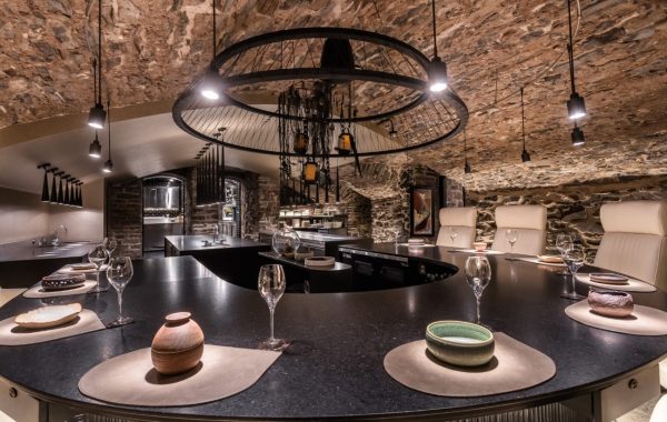 cucina-a-vista-ristorante-stellato-canada-tavolo-clienti