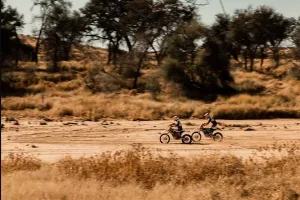 moto-in-mezzo-alla-savana-loudge-namibia-africa