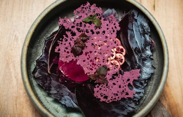 piatto-colorato-portata-di-verdure-viola-nel-ristorante-stellato-canada