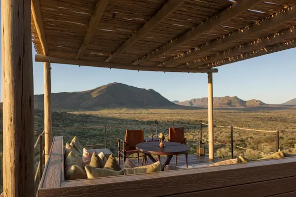 salotto-vista-montagne-lodge-namibia-africa salotto-vista-montagne-lodge-namibia-africa.