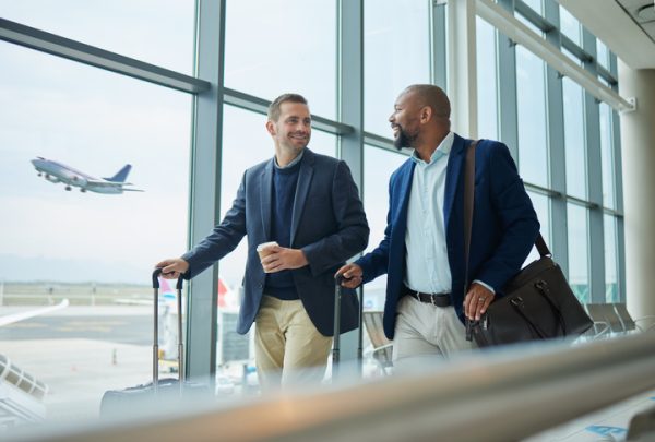 viaggio-di-lavoro-due-colleghi-pre-partenza-viaggio-aziendale