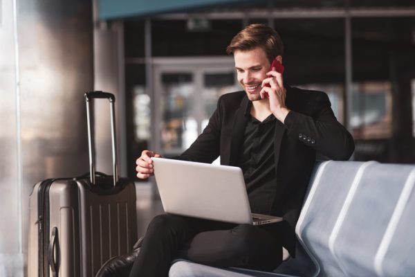 viaggio-di-lavoro-uomo-al-telefono