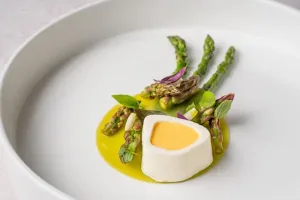 piatto-di-verdure-e-uova-ristorante-stellato