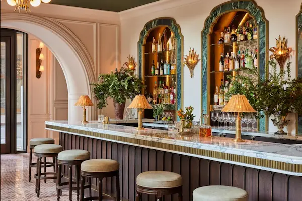 zona-luxury-bar-wall-strat-hotel-new-york