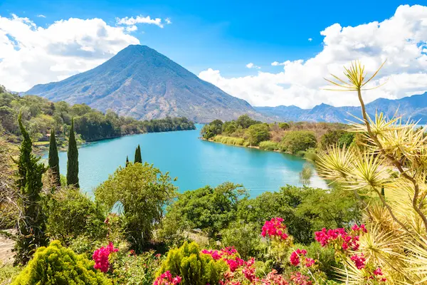 baia-del-lago-atitlan-con-vista-sul-vulcano-san-pedro