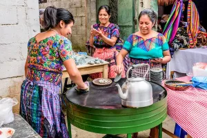 le-donne-locali-fanno-tortillas-per-strada-guatemala