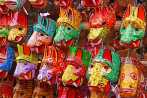 mercato-di-chichicastenango-maschere-in-legno-colorate
