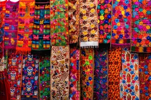 vista-del-tessuto-maya-indigeno-colorato-con-diversi-motivi-sul-mercato.