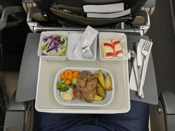 Vassoio di cibo in cabina in classe economica