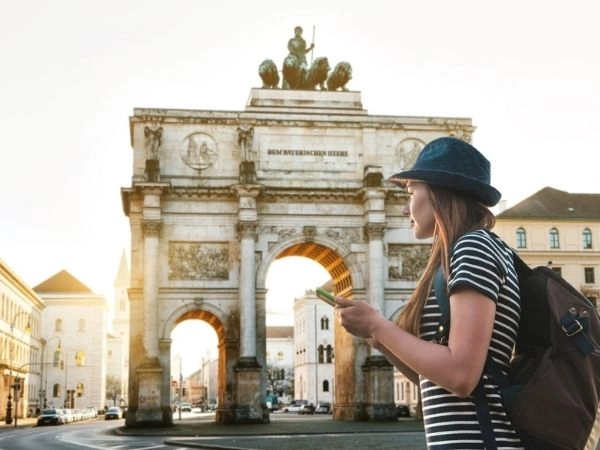 ragazza con la mappa