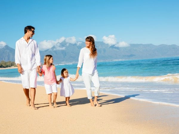 famiglia passegiando per la spiaggia