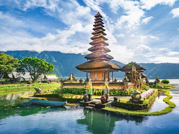 Tempio balinese tradizionale con tetto a più livelli situato su un lago