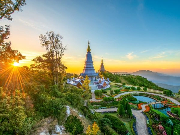 Tempio buddhista su una collina panoramica illuminata dal tramonto