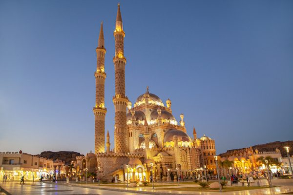 La-moschea-di-Sharm-El-Sheik-illuminata-al-crepuscolo