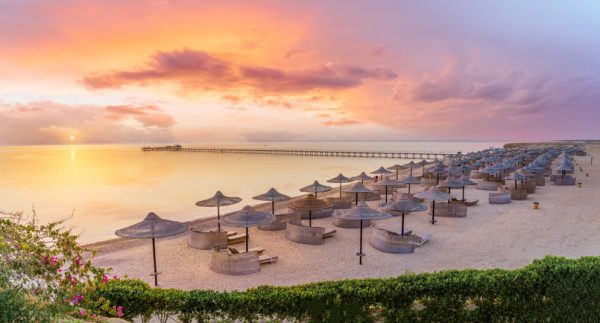 Una-spiaggia-del-Mar-Rosso-Saudita-al-tramonto