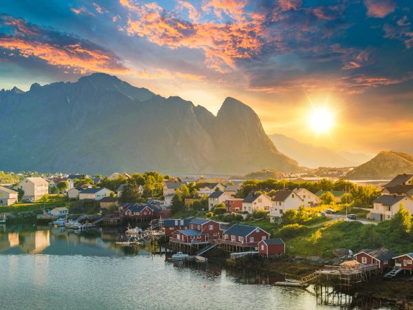 vista sulle Isole Lofoten in Norvegia con tramonto panoramico