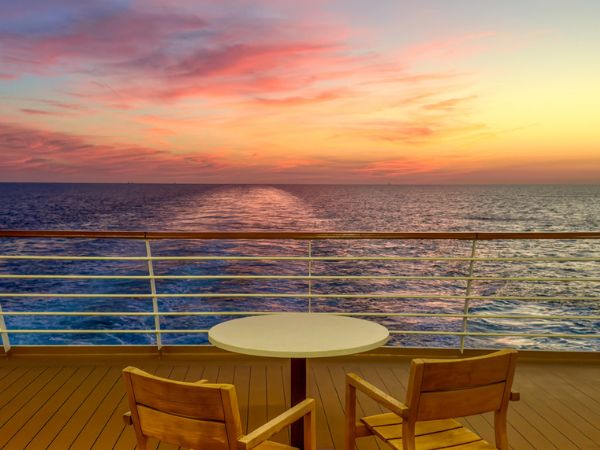 Tramonto sull’oceano da una nave da crociera Tramonto sull'oceano da una nave da crociera