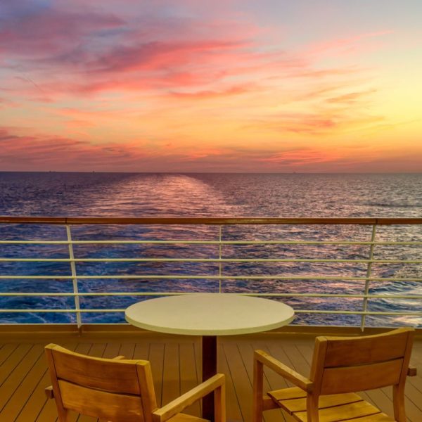 Tramonto sull'oceano da una nave da crociera